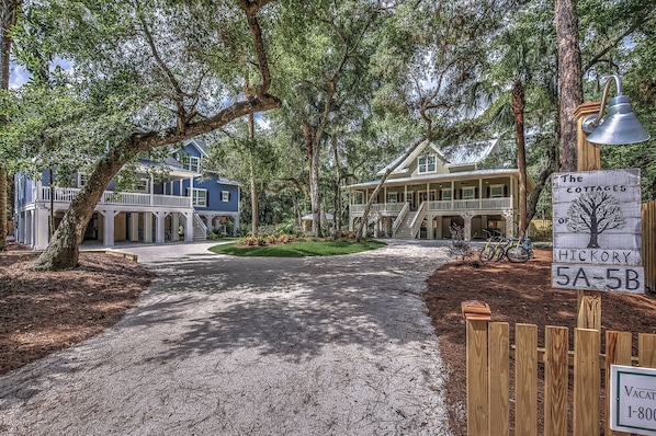 Una entrada cerrada a una zona residencial, con un cartel que indica 'The Cottages of Hickory 5A-5B'.