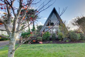 Property grounds - Charming A-Frame with Entertainment, Free WiFi - Easy Beach & Golf Access (Gearhart)