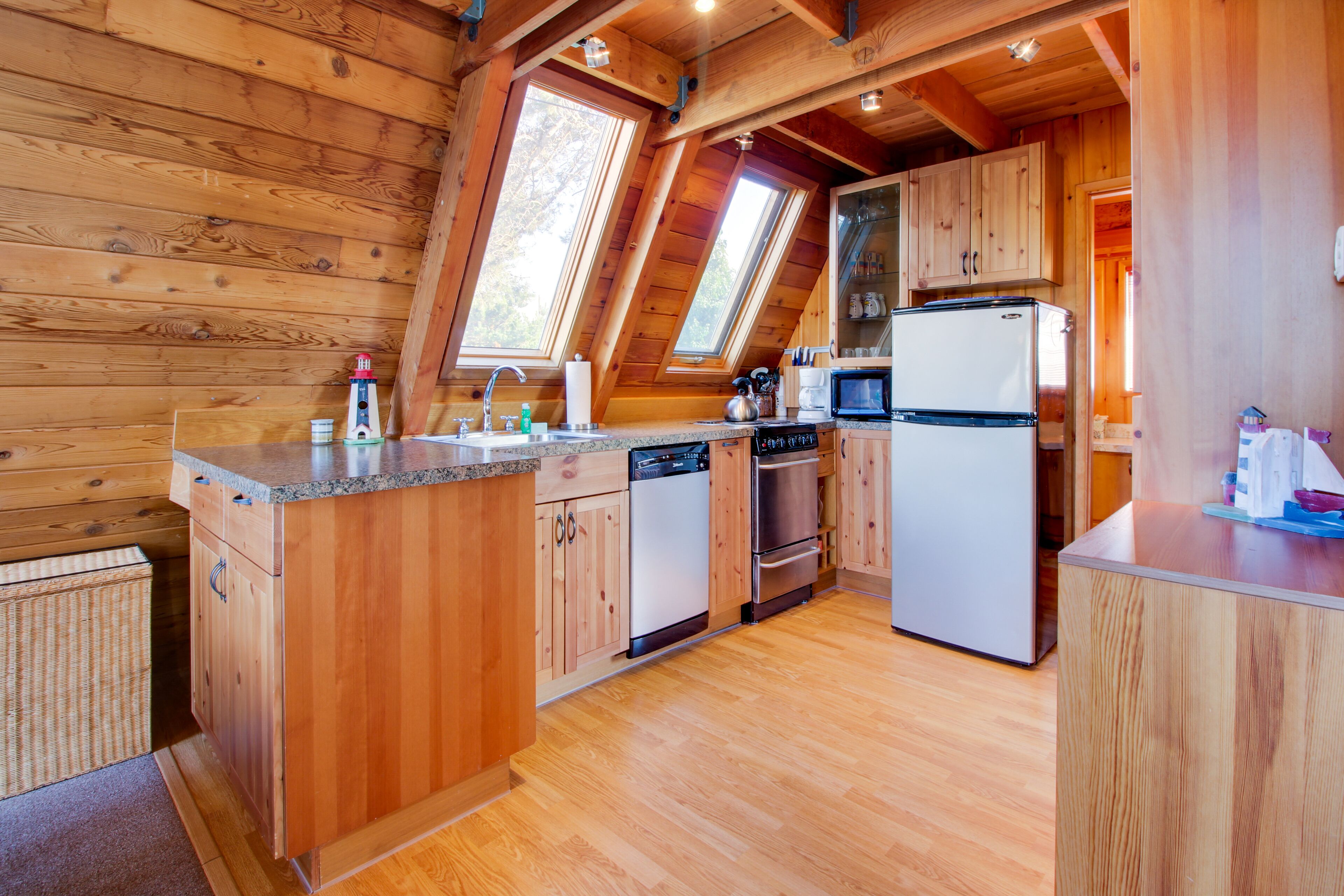 Kühlschrank, Mikrowelle, Herdplatte, Geschirrspüler