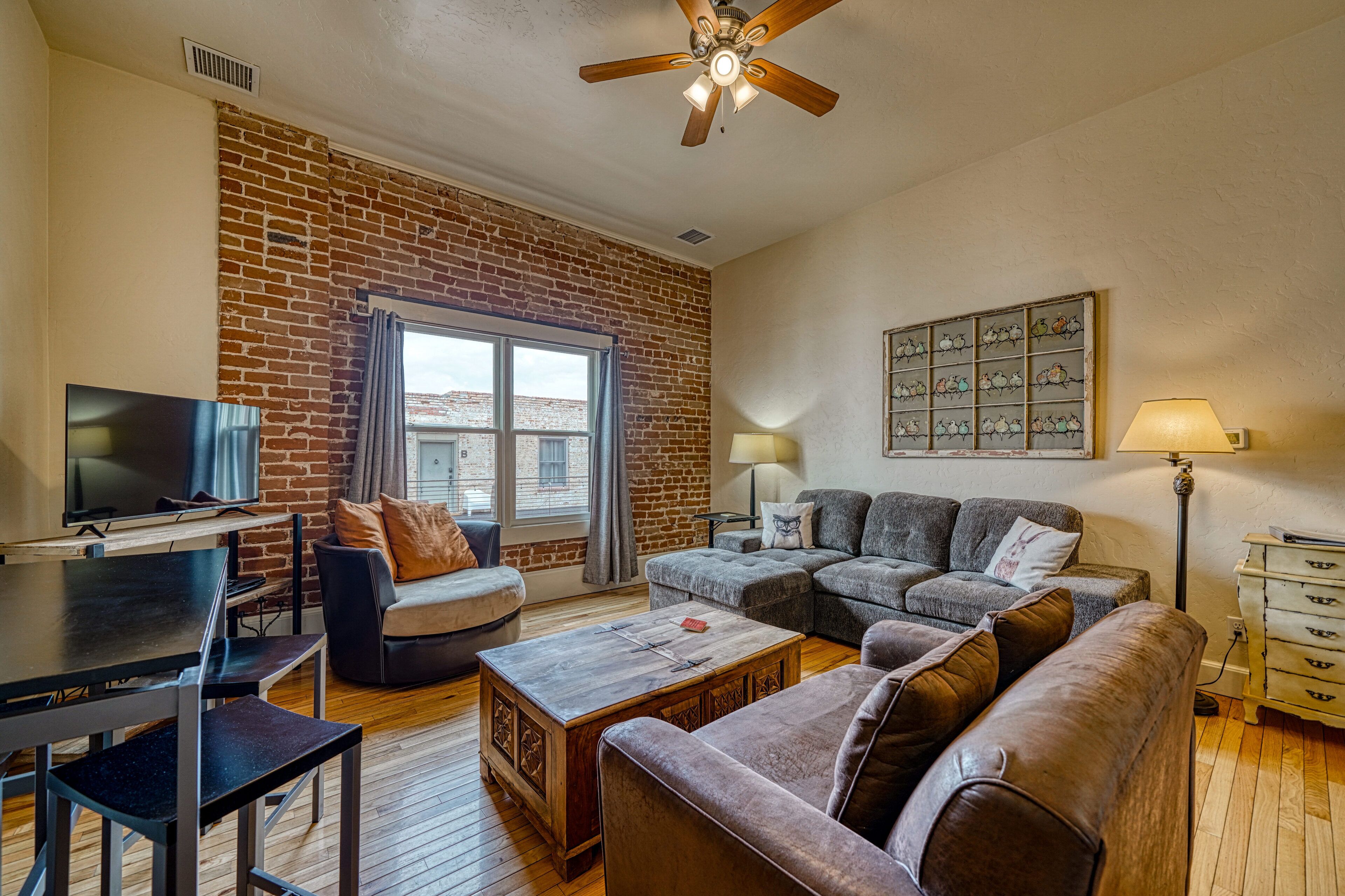 Una televisión, un reproductor de DVD, libros