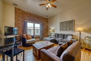 テレビ、DVD プレーヤー、書庫