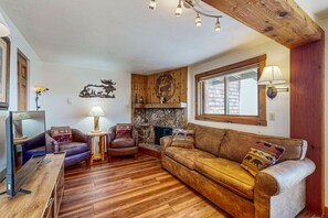 Televisión, chimenea, reproductor de DVD