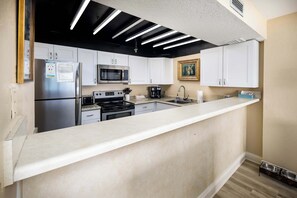 Full-size fridge, microwave, oven, stovetop