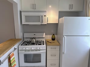 Frigorifero, microonde, forno, piano cottura