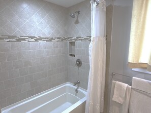 Combined shower/bathtub, hair dryer, towels - Beautiful bungalow, close to Pasadena. (Pasadena)