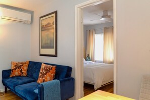 1 bedroom, iron/ironing board, free WiFi, bed sheets - Beautiful bungalow, close to Pasadena. (Pasadena)