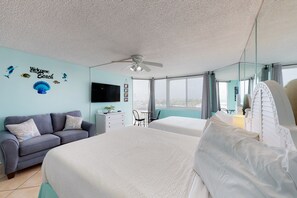 Tabla de planchar con plancha, acceso a internet y ropa de cama