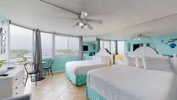 Tabla de planchar con plancha, internet y ropa de cama