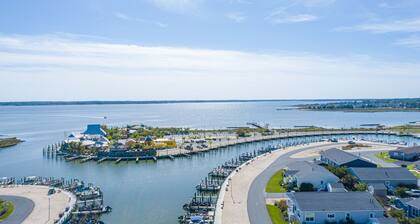 Beautiful waterfront views, pools, beach, pet friendly!