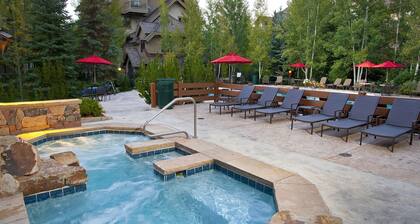 Amazing Arrowhead condo, POOL is OPEN! Walk to slopes, ski locker!!