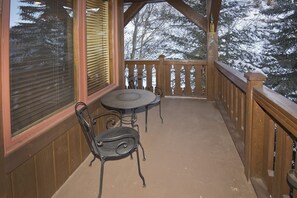 Outdoor dining - Amazing Arrowhead condo, POOL is OPEN! Walk to slopes, ski locker!! (Edwards)