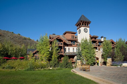 Amazing Arrowhead condo, POOL is OPEN! Walk to slopes, ski locker!!