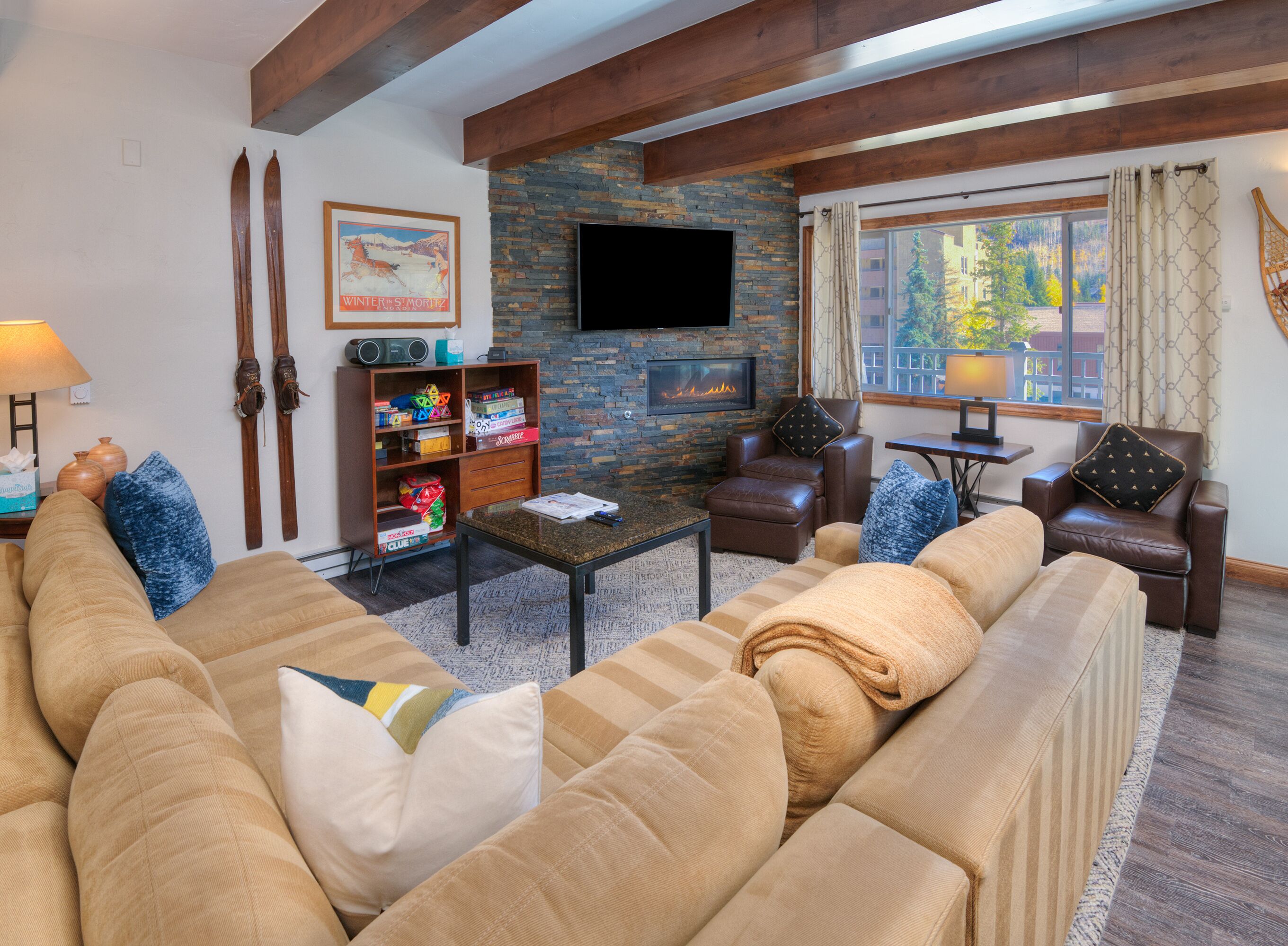 Una Smart TV, una chimenea