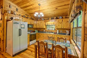 冷蔵庫、電子レンジ、オーブン、コンロ