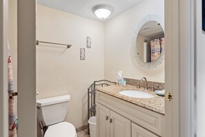 Chuveiro, toalhas de banho