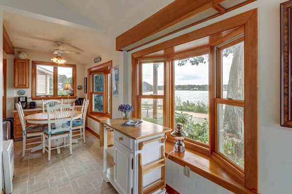 Dining - Lakefront home with beach views, WiFi, gas grill & patio - near beach (Falmouth)