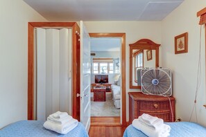 2 bedrooms, iron/ironing board, WiFi, bed sheets - Lakefront home with beach views, WiFi, gas grill & patio - near beach (Falmouth)