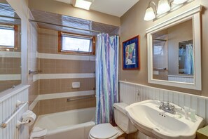 Free toiletries, hair dryer, towels - Lakefront home with beach views, WiFi, gas grill & patio - near beach (Falmouth)