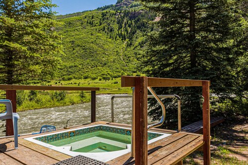 Rustic cabin with shared hot springs on the Crystal River