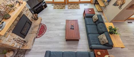 Smart TV, chimenea, reproductor de DVD y futbolito