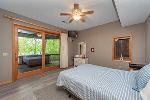 8 bedrooms, travel cot, free WiFi, bed sheets - Tranquil Lakefront w/ Twin Hot Tubs & Dock (Oakland)