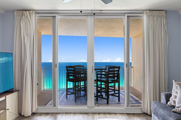 TV - BEACHFRONT UNIT!! COMFORTABLY SLEEPS 8! UPDATED JUNE 2026!! (Panama City Beach)
