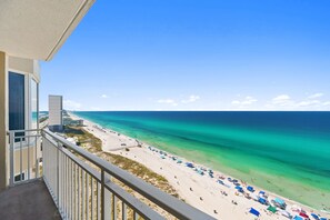 On the beach - BEACHFRONT UNIT!! COMFORTABLY SLEEPS 8! UPDATED JUNE 2026!! (Panama City Beach)