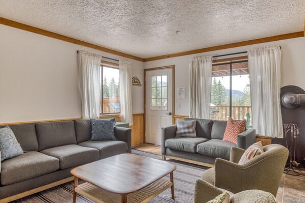 TV, DVD player - Recently updated in 2024-Dog-Friendly Lodge with a Private Sauna (Government Camp)