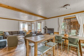 Dining - Recently updated in 2024-Dog-Friendly Lodge with a Private Sauna (Government Camp)