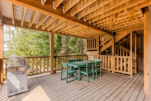Outdoor dining - Recently updated in 2024-Dog-Friendly Lodge with a Private Sauna (Government Camp)