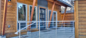 Urban Roundabout - Hot Tub, A/C, Modern, Walk to Galveston, Newport Ave & Downtown