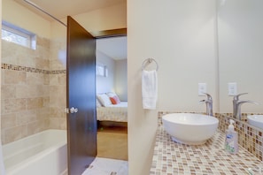 Combined shower/bathtub, hair dryer, towels - Urban Roundabout - Hot Tub, A/C, Modern, Walk to Galveston, Newport Ave & Downtown (Bend)