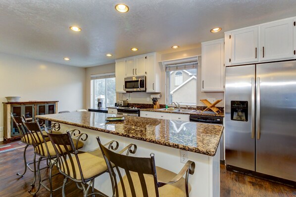 Jääkaappi, mikroaaltouuni, uuni, liesi