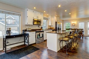 Een koelkast, een microgolfoven, een oven, een kookplaat