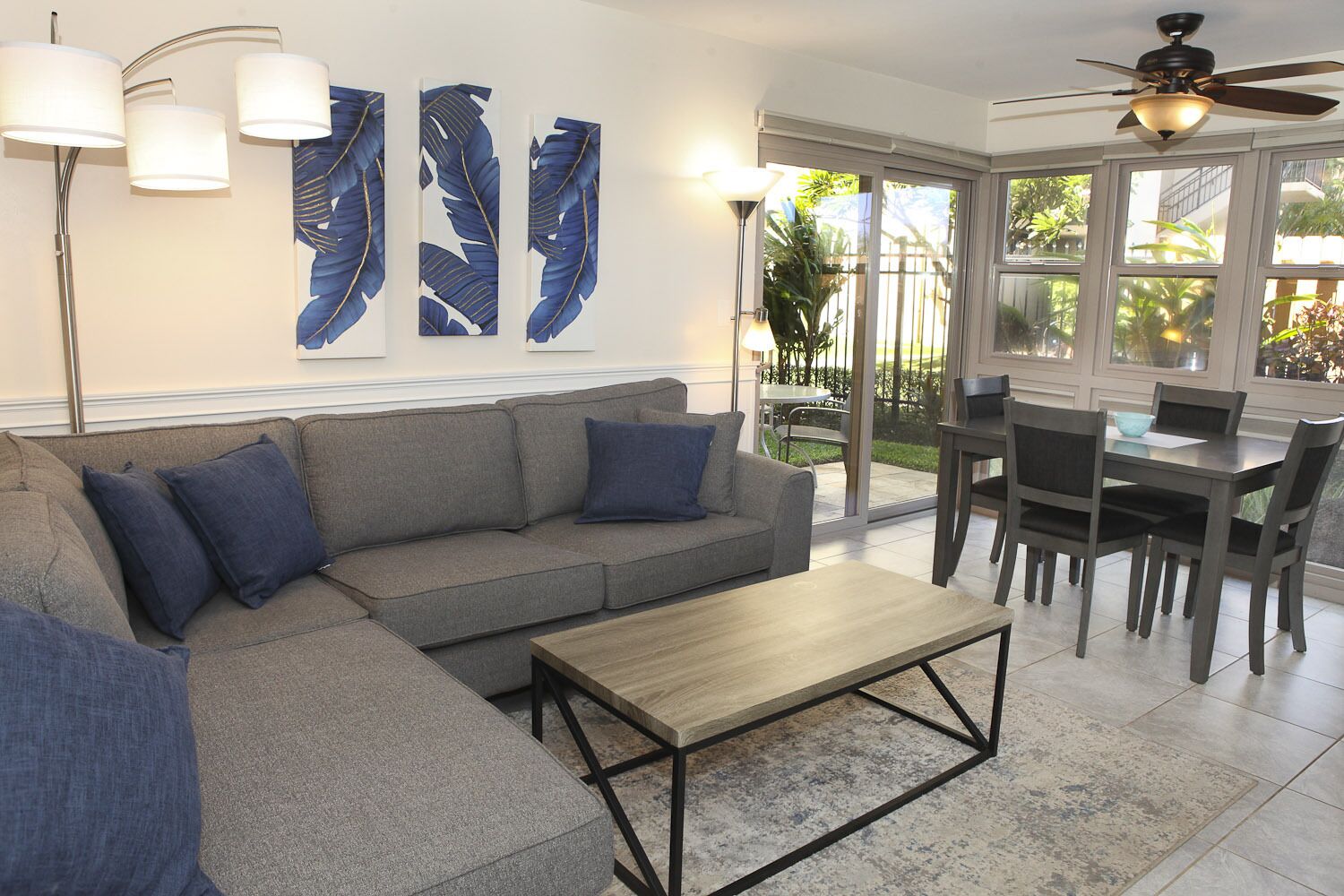 TV connectée, livres, espaces bureaux