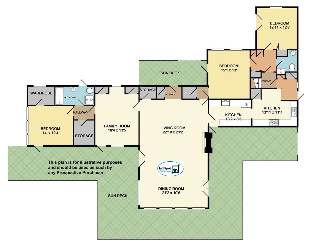 Plattegrond van een woonhuis met zonneterras, twee slaapkamers, een gezinskamer, een woonkamer, een eetkamer, een keuken, een badkamer, een inloopkast en bergruimte.