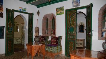 Se sirven desayunos, almuerzos y cenas; cocina marroquí