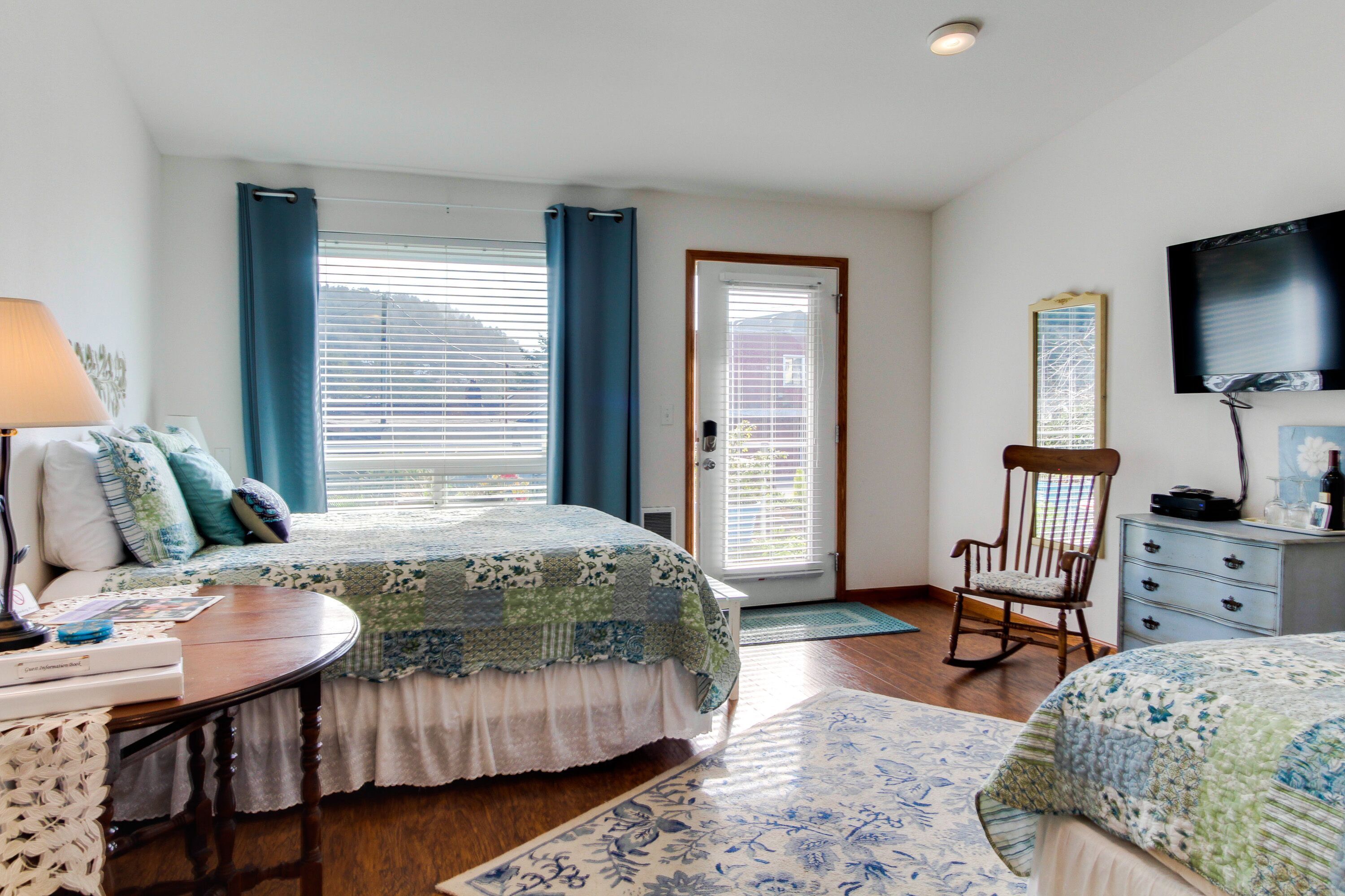 Dog-friendly floral suite w/ocean views & perfect location for a Yachats retreat