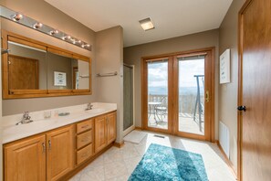 Interior - Mountain Views, Pet-Friendly & Jetted Tub | Asheville + Biltmore Pass (Asheville)