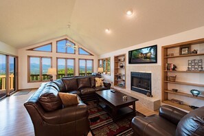 تلفزيون ذكي، مدفأة، مشغل دي في دي، كُتُب