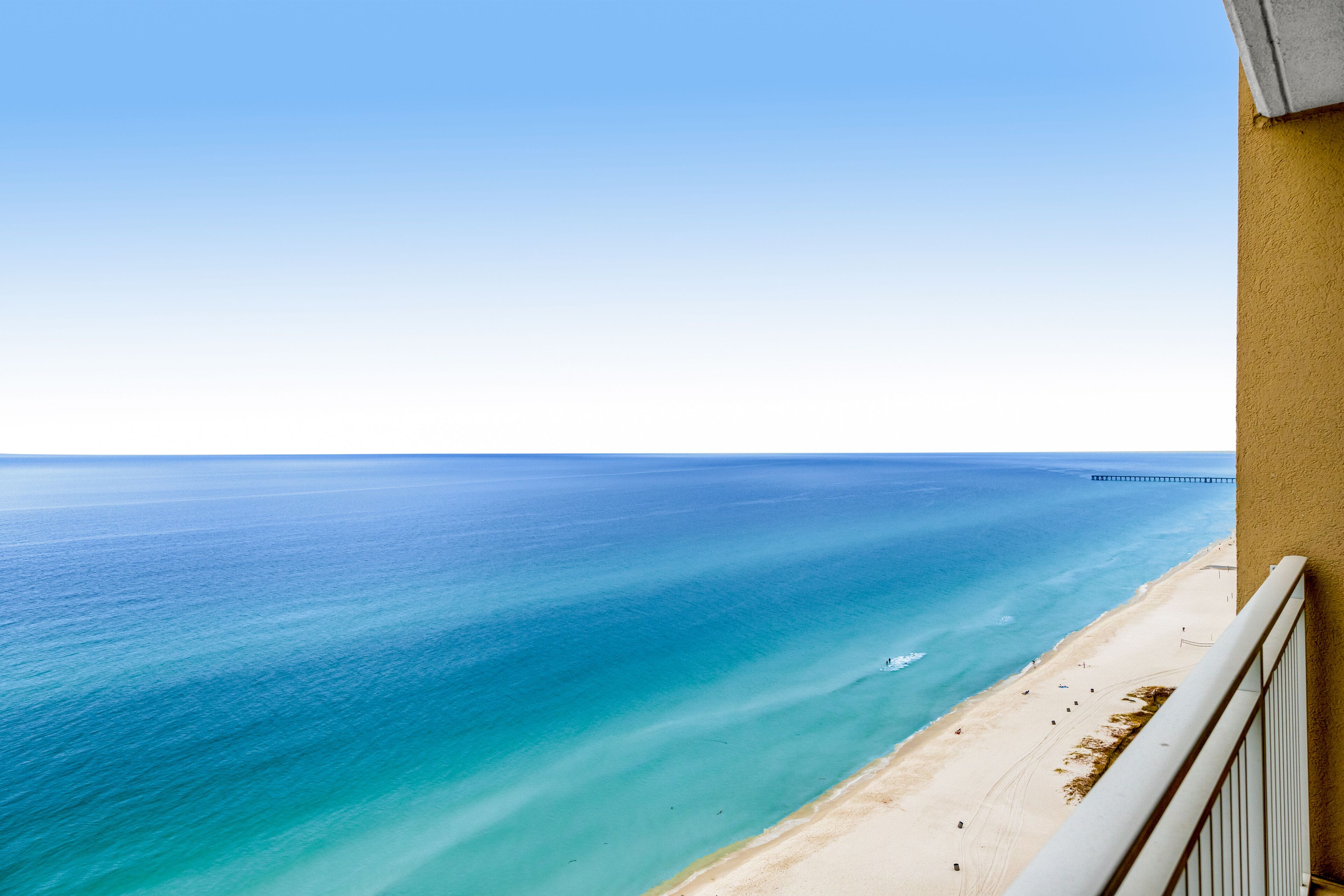 Waterfront w/ Views, Pools, Hot Tub, Gym - Walk to Beach, Snowbirds Welcome