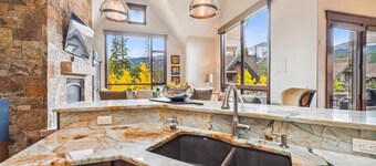 Highwoods Shock Hill Townhome-Steps Away From Gondola-Hot Tub.