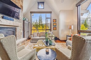 テレビ、暖炉、テレビゲーム