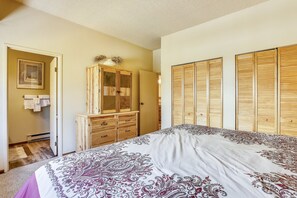 3 bedrooms, free WiFi - Spacious 3BR townhome in Breckenridge with hot tub at Cedars 2. (Breckenridge)