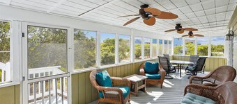 Oceanside.500 feet to beach access! Lovely home!