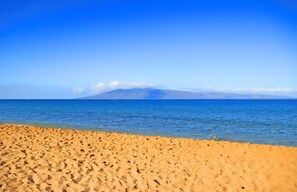 På stranden
