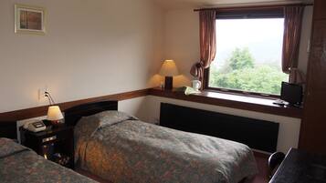 ツインルーム | デスク、ノートパソコン用作業スペース、アイロン / アイロン台、可動式ベッド