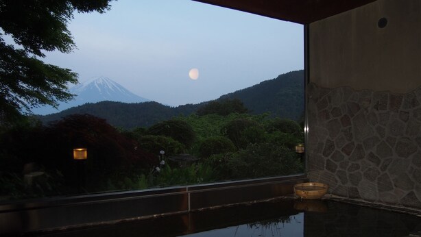 A hot spring bath with a view of a mountain and a moon. - Guesthouse Sakuya (Fujikawaguchiko)
