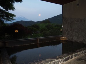 A hot spring bath with a view of a mountain and a moon. - Guesthouse Sakuya (Fujikawaguchiko)
