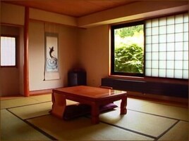 Escritorio y espacio para trabajar con laptop 